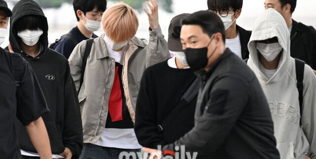 팬의 역할은 어디까지? 공항 길막·사생 논란이 남긴 질문